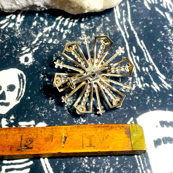 🖤 Vintage 🖤 Mid Century Deep Blood 🩸 Red Rhinestone and Gold Brooch - Picture 3 of 4